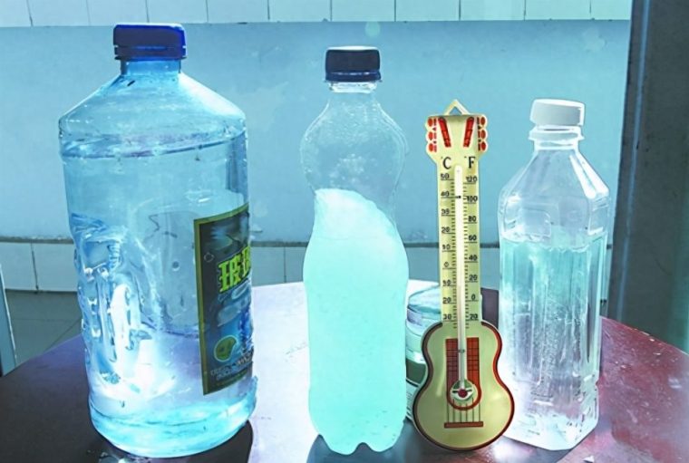 玻璃水冻了怎么解冻（什么方法快多久能化开）