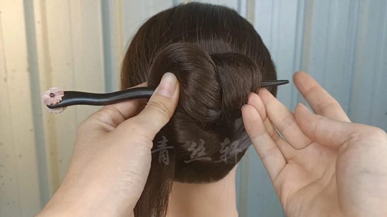 发簪如何盘发新手入门图解教程（懒人简单的盘头方法）