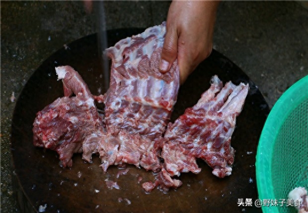 家常炖羊排骨的做法（如何炖羊排骨好吃又简单）