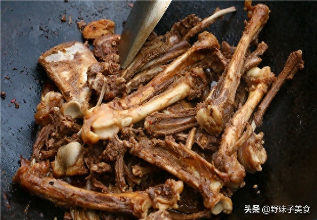 家常炖羊排骨的做法（如何炖羊排骨好吃又简单）