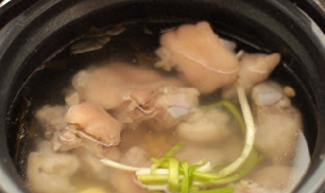黄豆海带炖猪蹄的做法（怎么做又烂又好吃）