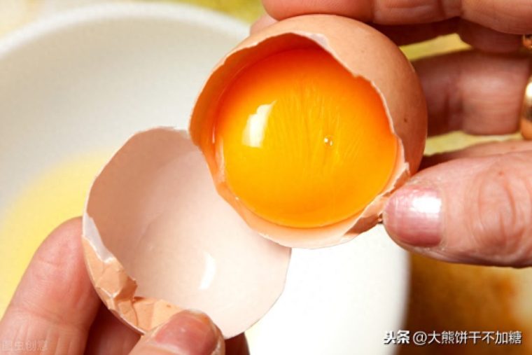 怎样识别土鸡蛋和饲料蛋区别（如何分辨营养一样吗）
