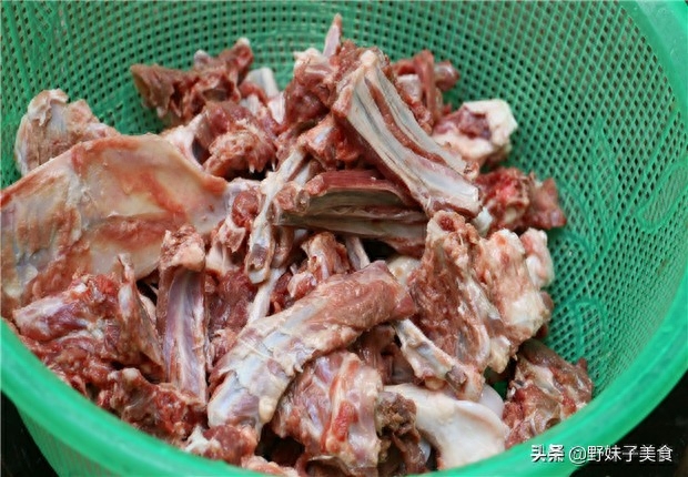 家常炖羊排骨的做法（如何炖羊排骨好吃又简单）