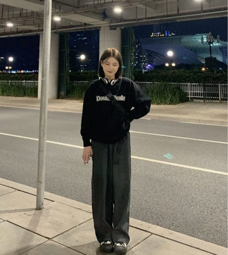 黑色上衣配什么颜色的裤子好看（上身穿黑色下身怎么搭配图片）