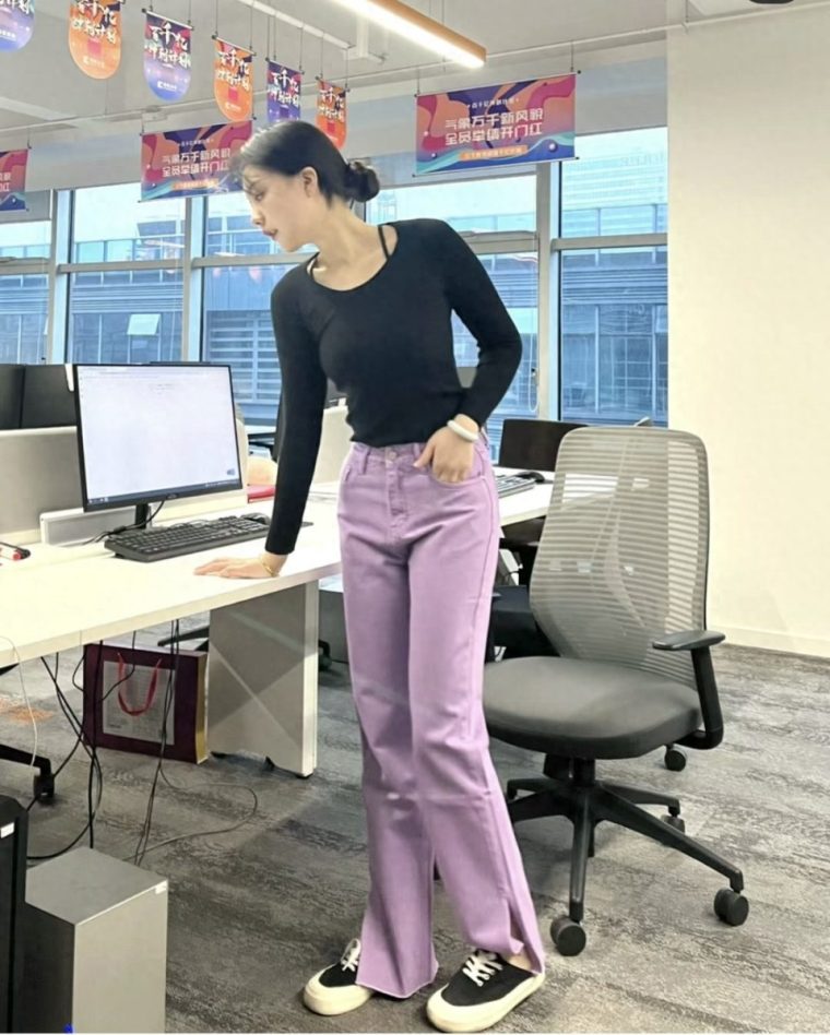 黑色上衣配什么颜色的裤子好看（上身穿黑色下身怎么搭配图片）