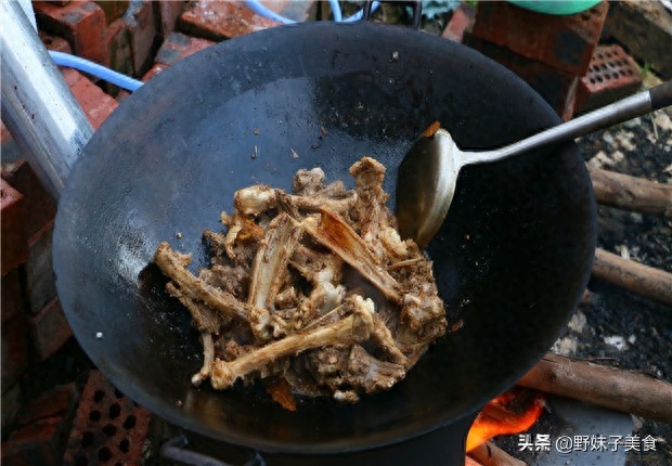 家常炖羊排骨的做法（如何炖羊排骨好吃又简单）