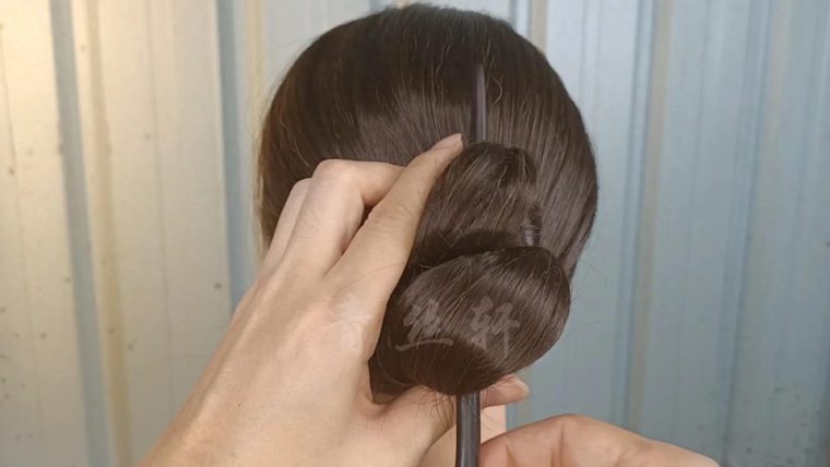 发簪如何盘发新手入门图解教程（懒人简单的盘头方法）