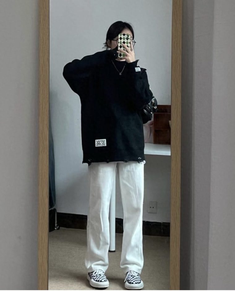黑色上衣配什么颜色的裤子好看（上身穿黑色下身怎么搭配图片）