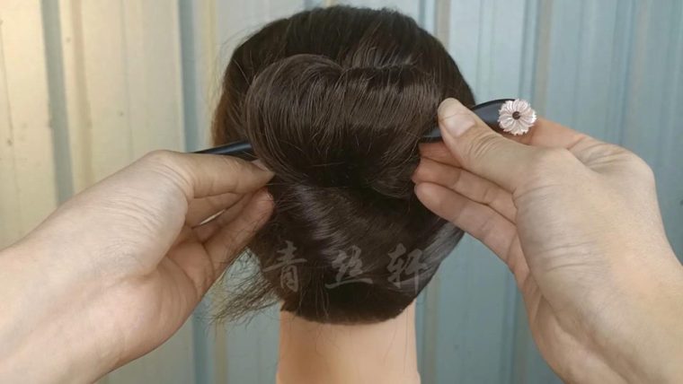发簪如何盘发新手入门图解教程（懒人简单的盘头方法）