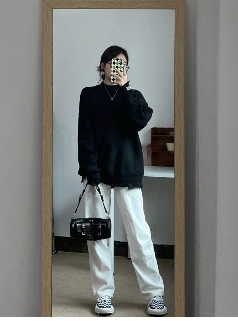 黑色上衣配什么颜色的裤子好看（上身穿黑色下身怎么搭配图片）