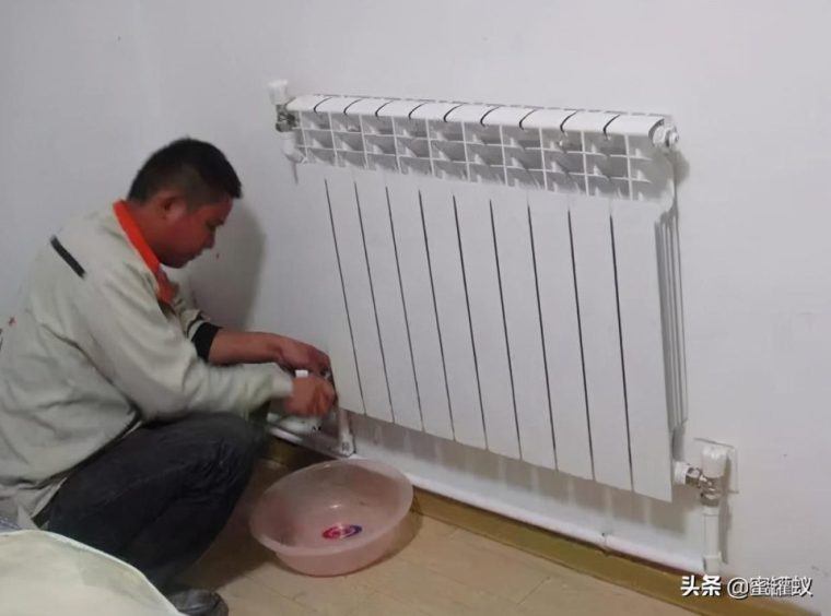 暖气不热正确放水方法图解教程(原因及解决办法) 暖气不热正确放水方法图解教程(原因及解决办法)