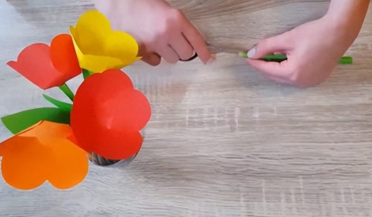 幼儿手工纸花的做法（简单步骤怎么做漂亮）