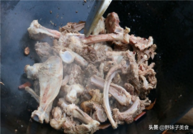 家常炖羊排骨的做法（如何炖羊排骨好吃又简单）