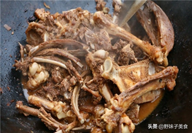 家常炖羊排骨的做法（如何炖羊排骨好吃又简单）