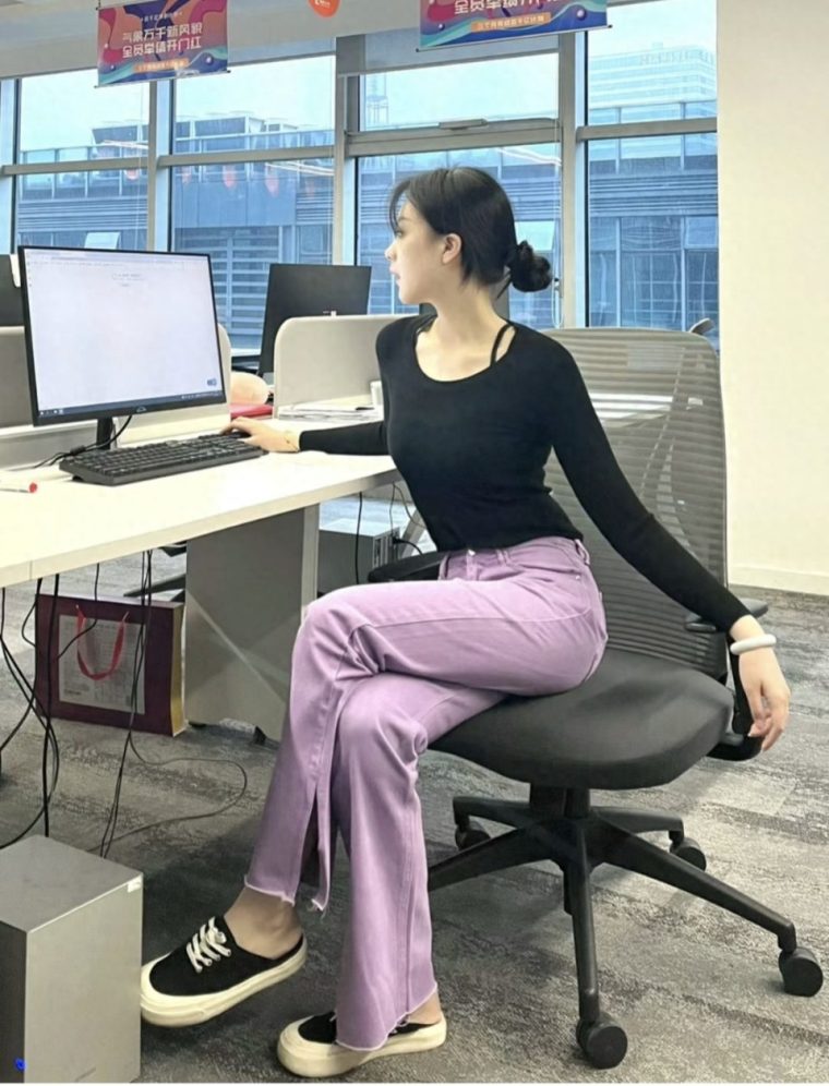 黑色上衣配什么颜色的裤子好看（上身穿黑色下身怎么搭配图片）