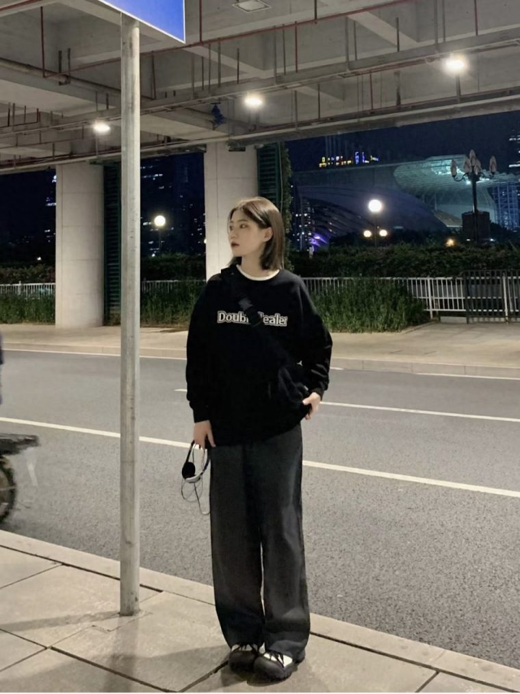 黑色上衣配什么颜色的裤子好看（上身穿黑色下身怎么搭配图片）