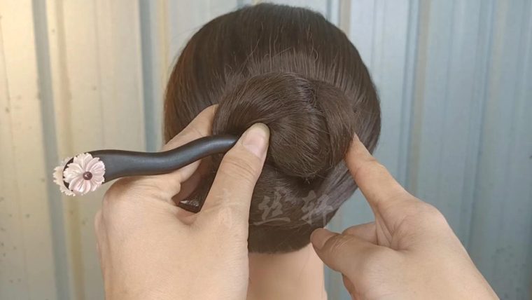 发簪如何盘发新手入门图解教程（懒人简单的盘头方法）