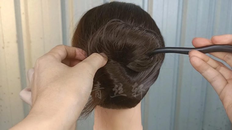 发簪如何盘发新手入门图解教程（懒人简单的盘头方法）